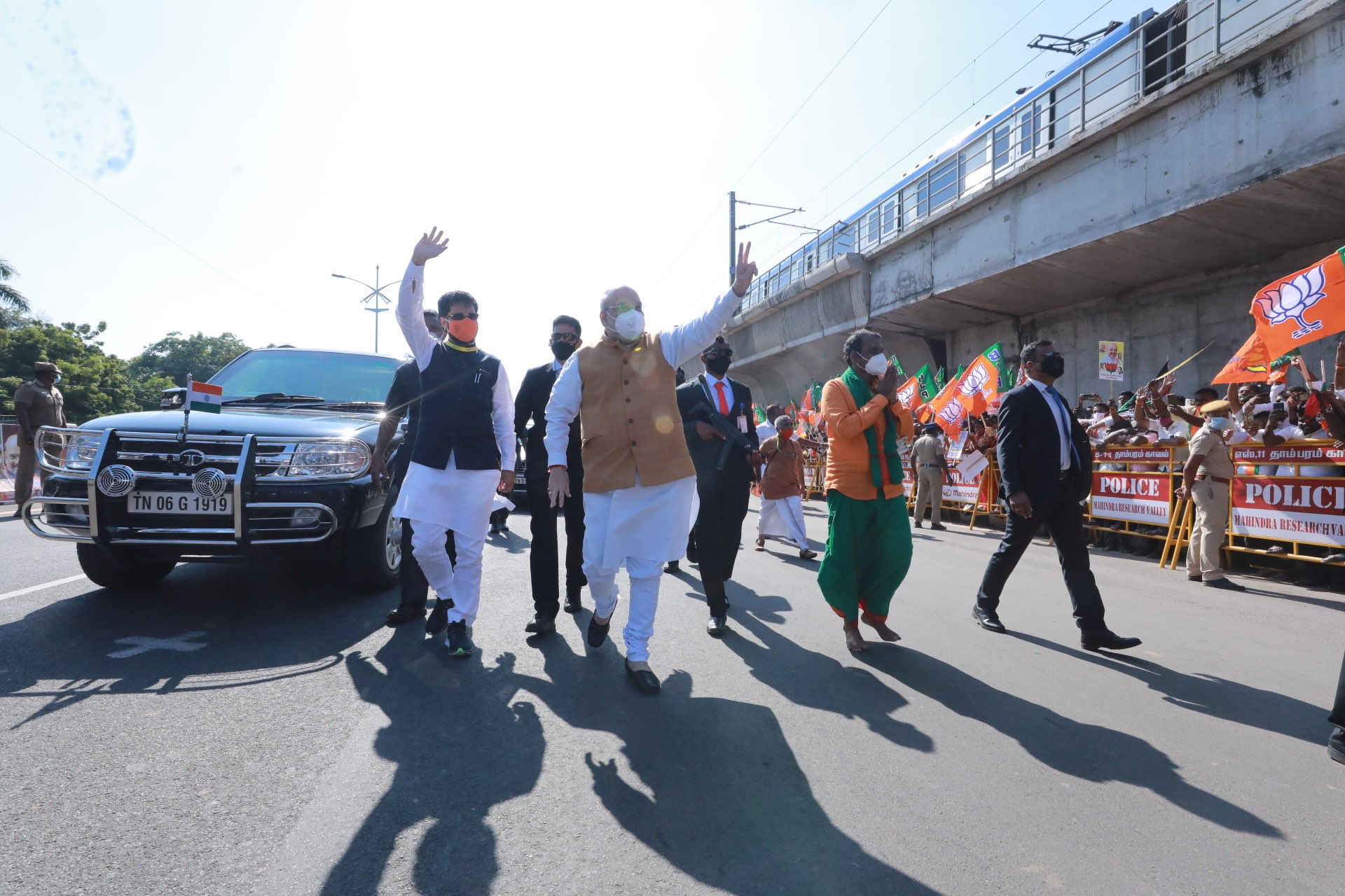 चेन्नई पहुंचे अमित शाह ने कार्यकर्ताओं का उत्साह देख सड़कों पर निकलकर अभिवादन किया
